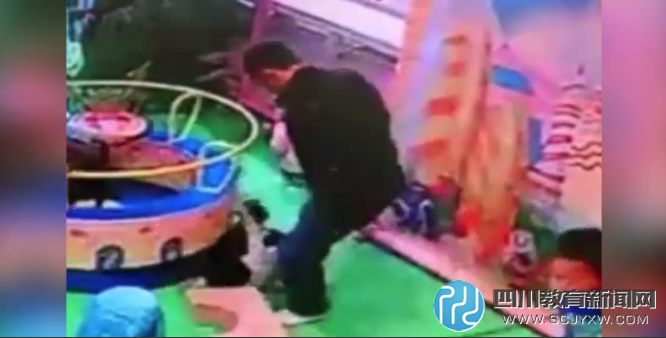 兇狠！兩童玩耍相撞后女童家人猛踹男童