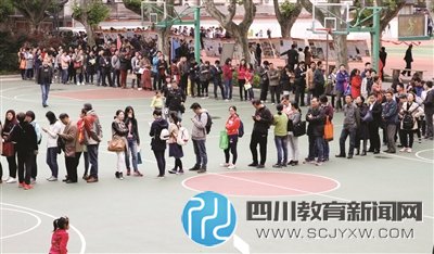 南京民辦校招160人來3000多人，家長(zhǎng)排一夜