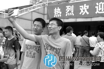 雙胞胎新生李思達(dá)、李思廣兄弟報(bào)到時(shí)自拍留念。京華時(shí)報(bào)記者 王海欣 攝