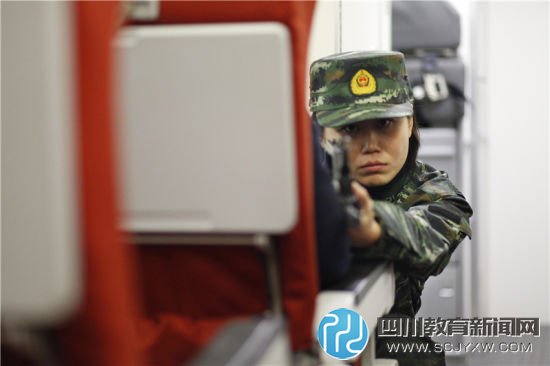 女特警退伍后高校當教師  一招拿下“準空保”