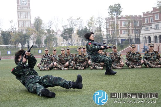 女特警退伍后高校當教師  一招拿下“準空保”