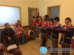 實小青華分校學(xué)雷鋒志愿者走進社區(qū) 慰問