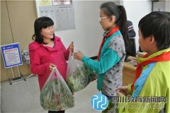 3.5學(xué)雷鋒，少城小學(xué)愛心蔬菜送社區(qū)老人