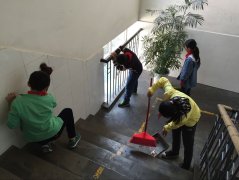 走出校園清掃街道 白果林小學(xué)學(xué)生爭做