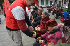 青神中學老師學生走進敬老院關愛老人
