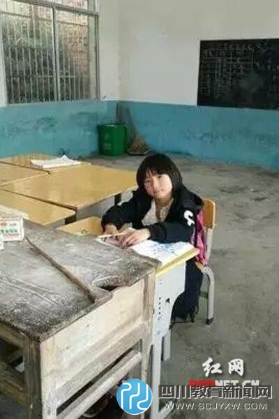 沒有同學，更沒有同桌，彭逸同學一個人在教室上課（網(wǎng)友供圖）。