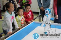 數(shù)百中小學(xué)生與智能機(jī)器人、無(wú)人駕駛車(chē)