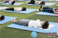 女大學生睡操場 呼吁關(guān)注睡眠質(zhì)量