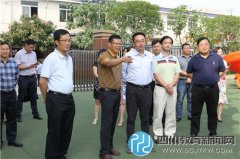 彭州市市委副書記、市長董里和孩子們歡