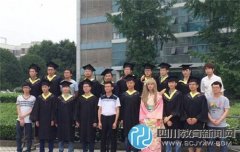 全班清一色男生咋拍畢業(yè)照？找一男生扮
